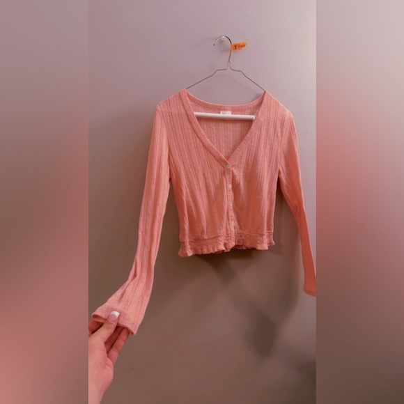 cute long sleeve crop top 💕 - Picture 2 of 4